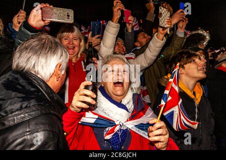 Les partisans du Brexit réagissent face à la sortie de la Grande-Bretagne de l'Union européenne à 23 heures sur la place du Parlement, à Londres, au Royaume-Uni. Banque D'Images