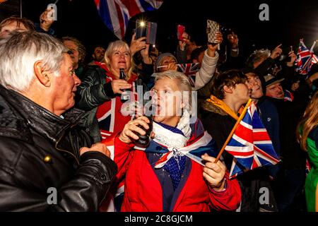 Les partisans du Brexit réagissent face à la sortie de la Grande-Bretagne de l'Union européenne à 23 heures sur la place du Parlement, à Londres, au Royaume-Uni. Banque D'Images