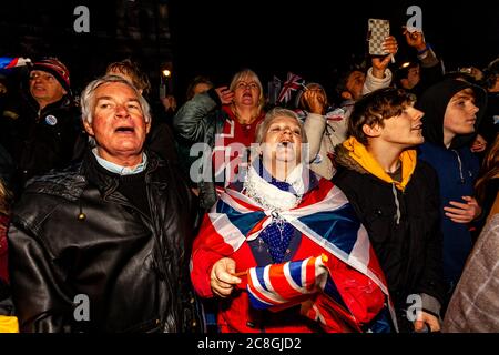 Les partisans du Brexit réagissent face à la sortie de la Grande-Bretagne de l'Union européenne à 23 heures sur la place du Parlement, à Londres, au Royaume-Uni. Banque D'Images