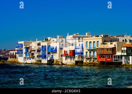 Bâtiments le long de la mer Égée sur l'île grecque de Mykonos Banque D'Images