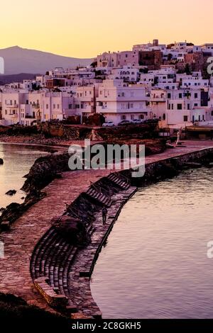 Aube le long des rives de l'île grecque de Naxos Banque D'Images