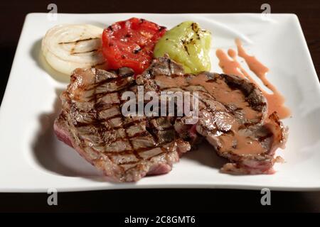 Filet de bœuf grillé en marbre avec légumes grillés en gros plan. Photos pour les menus du restaurant et du café Banque D'Images