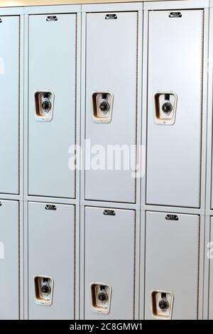 Rigby, Idaho, USA 23 juillet 2013 casiers avec cadenas combinés, côte à côte dans le couloir d'une école secondaire. Banque D'Images