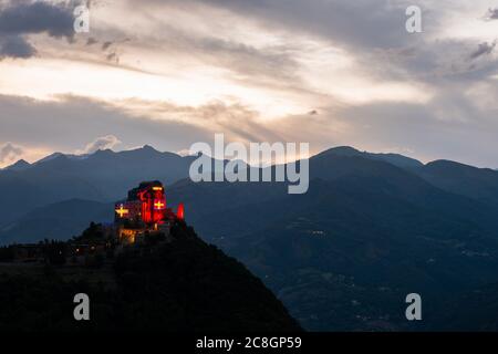 Le drapeau du Piémont illuminera le Sacra di San Michele pendant une semaine entière, jusqu'au 26 juillet, symbole du Piémont. Une initiative née comme Banque D'Images