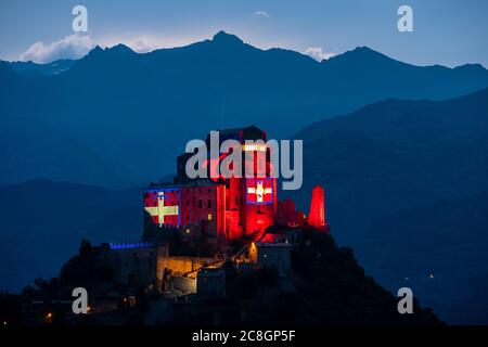 Le drapeau du Piémont illuminera le Sacra di San Michele pendant une semaine entière, jusqu'au 26 juillet, symbole du Piémont. Une initiative née comme Banque D'Images