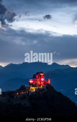 Le drapeau du Piémont illuminera le Sacra di San Michele pendant une semaine entière, jusqu'au 26 juillet, symbole du Piémont. Une initiative née comme Banque D'Images