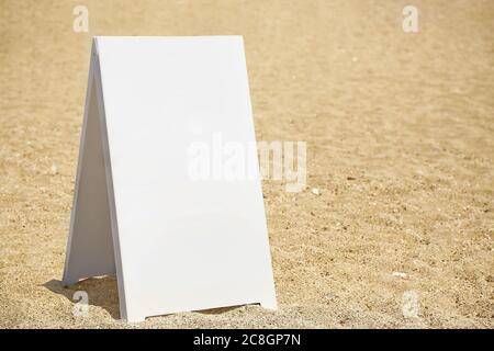 panneau vierge sur la plage pour votre message Banque D'Images