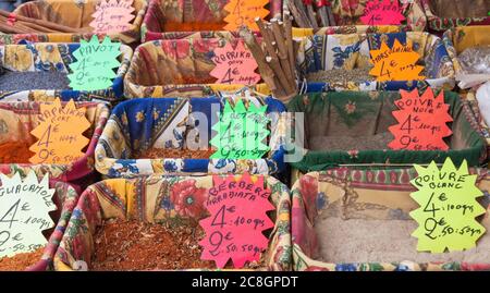 Assortiment d'herbes et d'épices colorées en vente dans des paniers sur un marché de Provence, France Banque D'Images