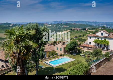 Vue panoramique sur les collines de Langhe depuis le petit village de Neive dans le Piémont, célèbre pour ses vignobles et sa production de vin, en Italie. Au premier plan a Banque D'Images