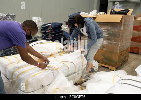 Austin, Texas, États-Unis. 24 juillet 2020. Les travailleurs trient les fournitures au centre de congrès d'Austin, tandis que les responsables municipaux s'attendent à une ruée de patients COVID-19, le nombre de Texans infectés continuant à monter en flèche le 24 juillet 2020. L'hôpital est prêt à traiter des centaines de cas légers à modérés qui sont des hôpitaux accablants dans la vallée du Rio Grande. Crédit : Bob Daemmrich/ZUMA Wire/Alay Live News Banque D'Images