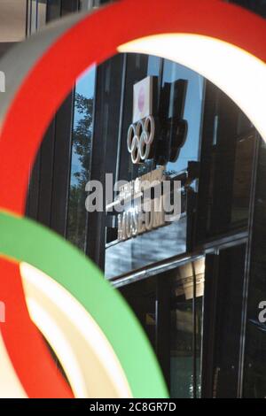 Tokyo, Japon. 24 juillet 2020. Les anneaux olympiques sont présentés au Stade National de Tokyo, Japon, le vendredi 24 juillet 2020. La cérémonie d'ouverture des Jeux Olympiques de 2020 devait être aujourd'hui, mais elle est reportée d'un an. Photo de Keizo Mori/UPI crédit: UPI/Alay Live News Banque D'Images