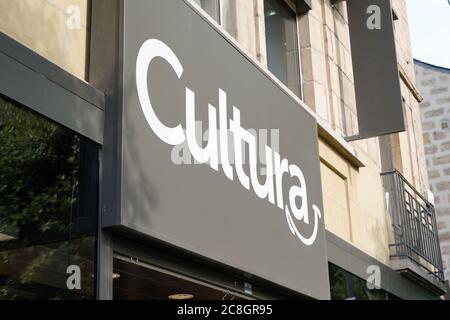 Bordeaux , Aquitaine / France - 07 22 2020 : texte du logo cultura pour la façade de la boutique Banque D'Images