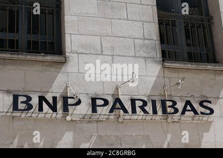 Bordeaux , Aquitaine / France - 07 22 2020 : texte et logo BNP paribas du bureau de banque multinationale française Banque D'Images