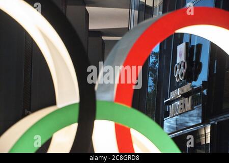 Tokyo, Japon. 24 juillet 2020. Les anneaux olympiques sont présentés au Stade National de Tokyo, Japon, le vendredi 24 juillet 2020. La cérémonie d'ouverture des Jeux Olympiques de 2020 devait être aujourd'hui, mais elle est reportée d'un an. Photo de Keizo Mori/UPI crédit: UPI/Alay Live News Banque D'Images