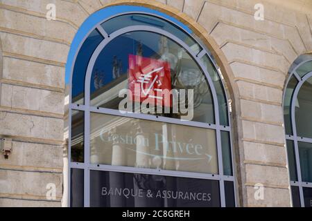 Bordeaux , Aquitaine / France - 07 22 2020 : logo rouge de la caisse d'épargne et signe de la coopérative française de vente au détail sur le bâtiment bancaire Banque D'Images