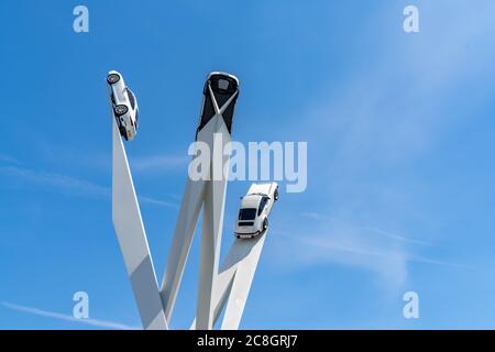 Stuttgart-Zuffenhausen, BW / Allemagne - 22 juillet 2020 : vue sur la statue de Porsche avec trois 911 Porsches au musée et au siège Banque D'Images