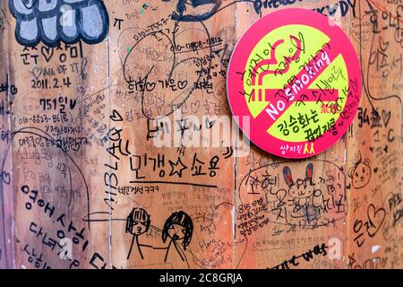 Ne pas fumer signe, messages d'amour à un mur d'amour, Ssamziegil centre commercial, Insa-dong, Insadong-gil, Jongno-gu, Séoul, Corée du Sud Banque D'Images