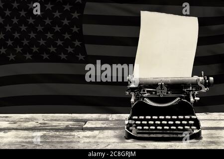 Portable antique fait typewritter en 1917 avec prix pour votre type en noir et blanc. Banque D'Images