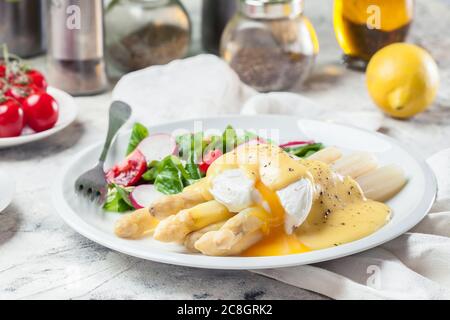 Asperges blanches avec œuf poché Banque D'Images