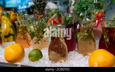 Vue sur de magnifiques infusions faites maison de thé au corbillard sur glace avec fruits et condiments Banque D'Images