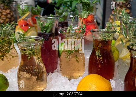 Vue sur de magnifiques infusions faites maison de thé au corbillard sur glace avec fruits et condiments Banque D'Images