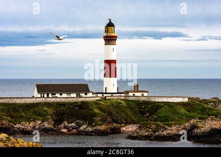 Le magnifique phare Buchan Ness, construit en 1825, sur la côte de Moray Firth, Aberdeenshire, Écosse. Ciel écossais au-dessus des magnifiques falaises de Moray. Banque D'Images