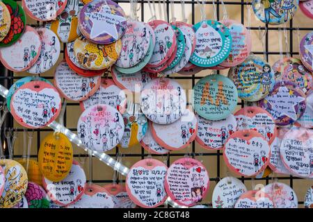 Messages d'amour à un mur d'amour dans le complexe commercial Ssamziegil, Insa-dong, environ 100 galeries Insadong-gil, Jongno-gu, Séoul, Corée du Sud Banque D'Images