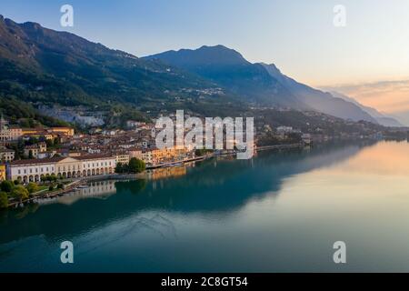 Vue aérienne du lac Iseo au lever du soleil, sur la gauche la ville de loface qui longe le lac, Bergame Italie. Banque D'Images