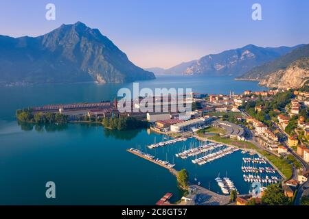 Vue aérienne du lac Iseo au lever du soleil, sur la droite le port de loface, montagnes de fond (alpes), Bergame Italie. Banque D'Images