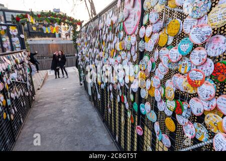 Messages d'amour à un mur d'amour dans le complexe commercial Ssamziegil, Insa-dong, environ 100 galeries Insadong-gil, Jongno-gu, Séoul, Corée du Sud Banque D'Images