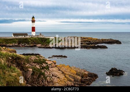 Le magnifique phare Buchan Ness, construit en 1825, sur la côte de Moray Firth, Aberdeenshire, Écosse. Ciel écossais au-dessus des magnifiques falaises de Moray. Banque D'Images