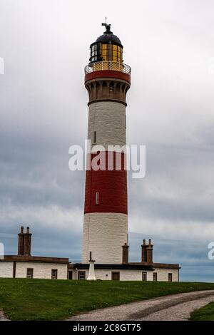 Le magnifique phare Buchan Ness, construit en 1825, sur la côte de Moray Firth, Aberdeenshire, Écosse. Ciel écossais au-dessus des magnifiques falaises de Moray. Banque D'Images