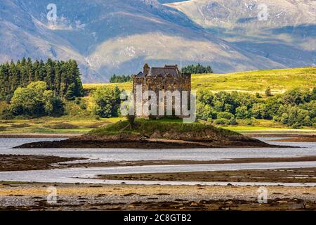 Belle vue sur le château écossais du Stacker dinasty. Ce magnifique château est au sommet d'un grand rocher au milieu du Loch Linnhe, Oban. Banque D'Images