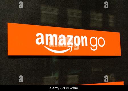 Signe Amazon Go dans la fenêtre du magasin. Amazon Go est une chaîne de dépanneurs sans espèces avec paiement automatisé, géré par Amazon - San Francisco, Calif Banque D'Images