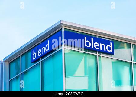 Logo de mélange sur la façade HQ. Blend est une société de technologie de la Silicon Valley qui transforme l'écosystème de prêts aux consommateurs - San Francisco, Californie, États-Unis - 2 Banque D'Images