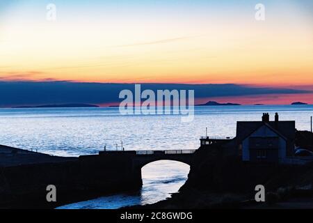 Aberystwyth coucher de soleil vue vers le nord en été avec une vue de Llyn Peninsular au loin. Banque D'Images