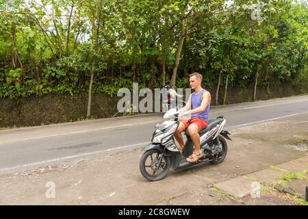 Touriste caucasien sur moto Banque D'Images