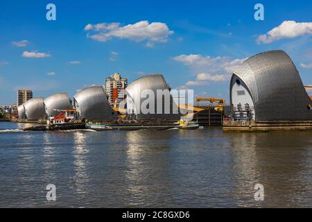 Angleterre, Londres, Greenwich, la barrière de la Tamise et la Tamise Banque D'Images