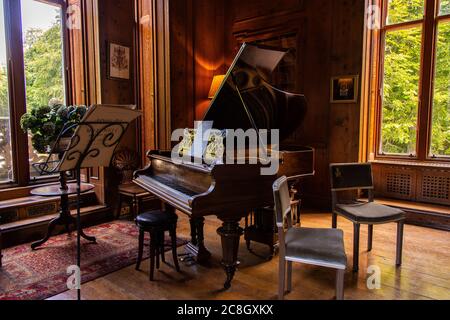 Golspie, ÉCOSSE : piano à queue ancien et ancien dans une maison élégante. Banque D'Images