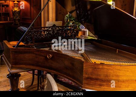 Golspie, ÉCOSSE : piano à queue ancien et ancien dans une maison élégante. Banque D'Images