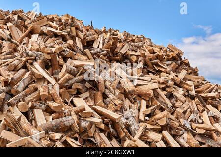 énorme pile de cales de bois de chauffage contre le ciel de près Banque D'Images