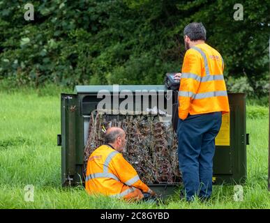 Ingénieurs OpenREACH travaillant dans une boîte d'échange à Cumbria, Angleterre, Royaume-Uni. Banque D'Images