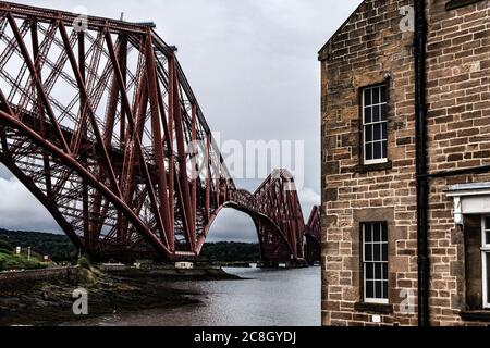 Édimbourg, ÉCOSSE : belle vue sur le pont ferroviaire 'Firth of Forth'. Le pont rouge vu de l'ancien Albert Hotel Building. Banque D'Images