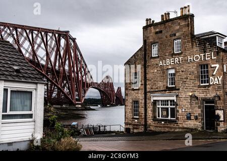 Édimbourg, ÉCOSSE : belle vue sur le pont ferroviaire 'Firth of Forth'. Le pont rouge vu de l'ancien Albert Hotel Building. Banque D'Images