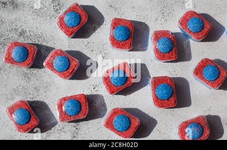 Tablettes rouges et bleues pour lave-vaisselle. Détergents pour l'hygiène domestique Banque D'Images