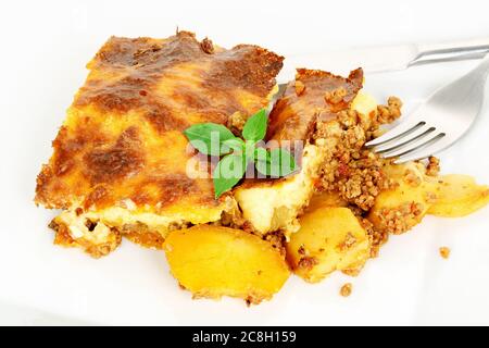 moussaka grec traditionnel avec aubergines, pommes de terre, viande hachée et sauce au béchamel Banque D'Images