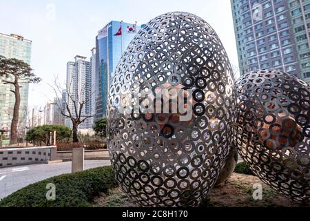 Sculptures devant LE LOTTE City Hotel Mapo, Mapo-daero, Ahyeon-dong, Mapo-gu, Séoul, Corée du Sud Banque D'Images