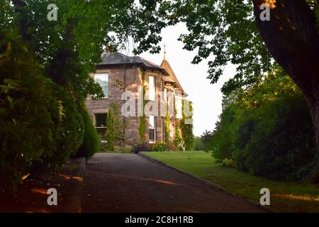 Brobury House et ses jardins le soir, au soleil. Banque D'Images