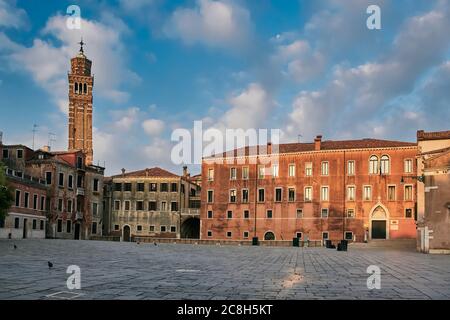 Campo San Anzolo et le clocher de l'église Saint-Etienne. Venise, Italie Banque D'Images