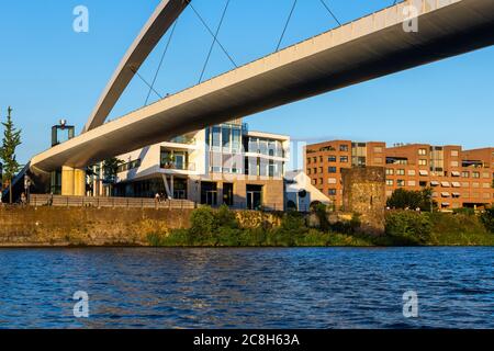 Vue sur la Meuse avec le pont piétonnier: Hoge brug, restaurant étoilé au guide Michelin Beluga vous aime et le vieux front de mer de Wyck, Maastricht Banque D'Images